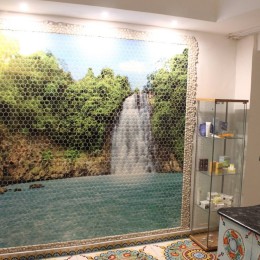 Cascata in mosaico con cornice in ciottoli per hotel