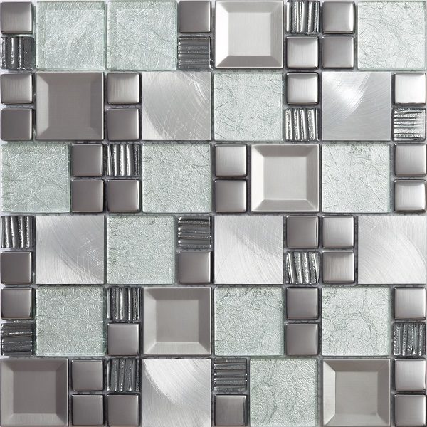 mosaico con tessere di due formati in vetro e metallo grigio argento